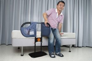 מעקה למיטה לאנשים עצמאיים