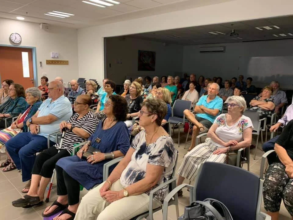 סמדר איתן מרצה לקבוצת מבוגרים על עזרים לשיפור איכות החיים